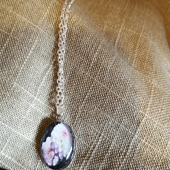 White dahlia handcrafted pendant NEW - Picture 1 of 2